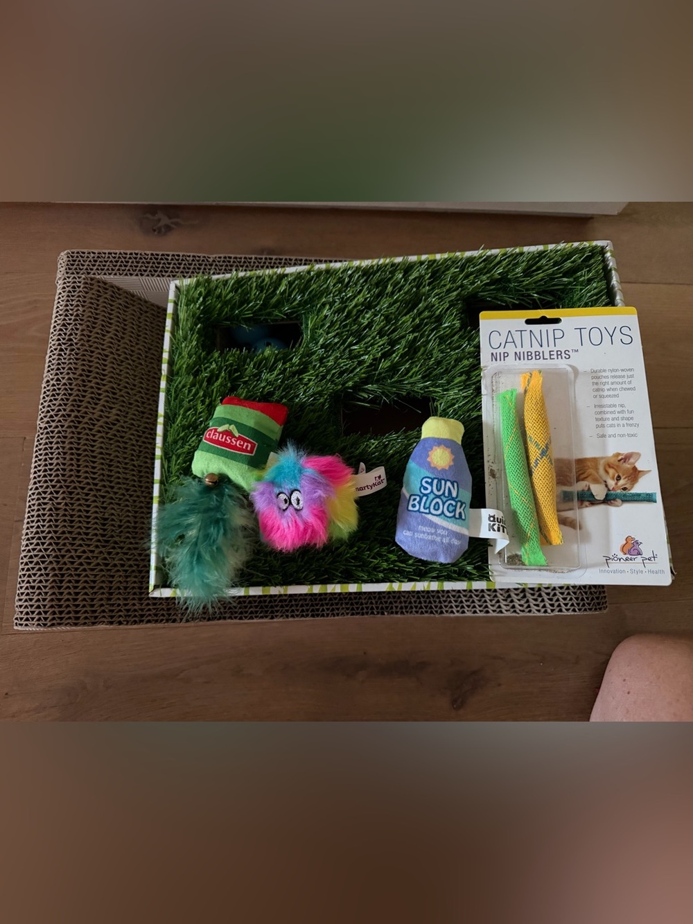 Lot for a lucky cat! Grass patch hunting box, scratcher bed, stuffed catnip toys